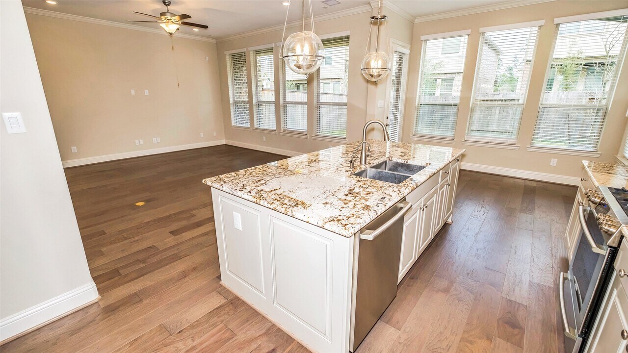 20 Silver Rock Dr in Tomball, TX - Building Photo