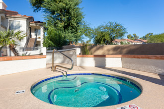 Carlyle Townhomes in Phoenix, AZ - Building Photo - Building Photo