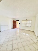 2101 SW 81st Ave in Miami, FL - Building Photo - Building Photo