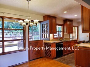 12424 SW Lesser Rd in Portland, OR - Building Photo - Building Photo