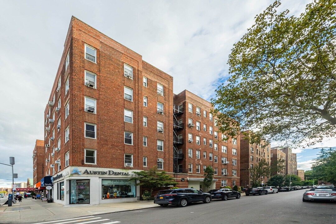 Traymore Apartments in Forest Hills, NY - Building Photo