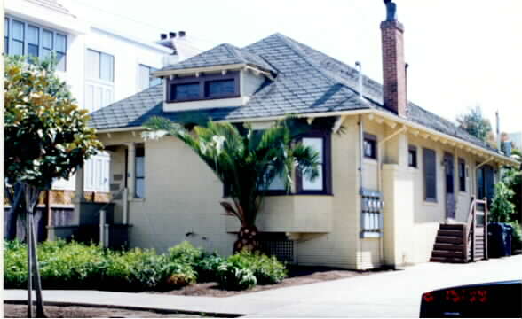 107 Highland Ave in Burlingame, CA - Building Photo