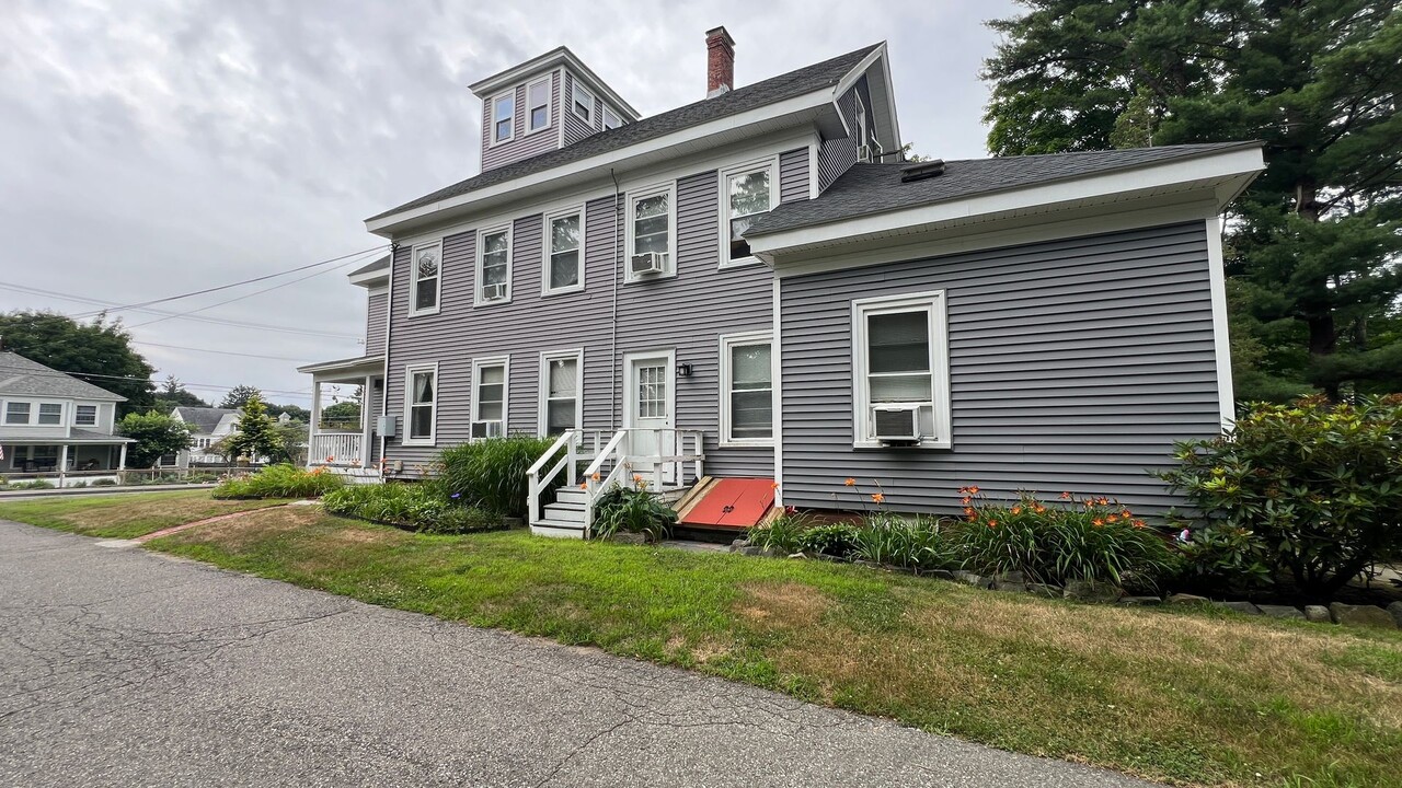 182 High Street in Hampton, NH - Building Photo