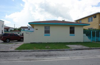 2472 SW 10th St in Miami, FL - Building Photo - Building Photo