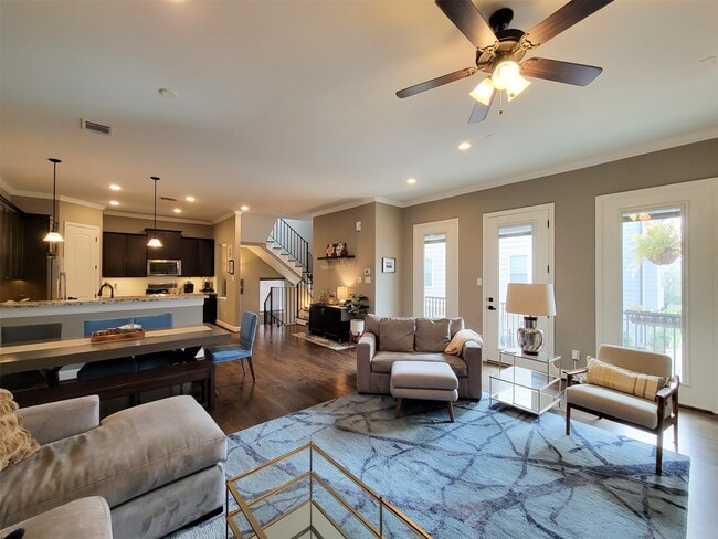 property at 925 W 19th St