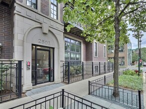 2501 N Sheffield Ave in Chicago, IL - Building Photo - Building Photo