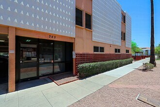 Ambassador West Apartments in Phoenix, AZ - Foto de edificio - Building Photo
