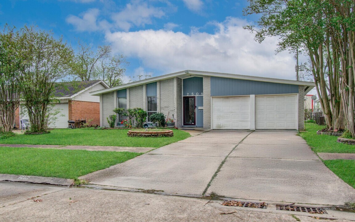 2508 Grape Ln in Pasadena, TX - Foto de edificio