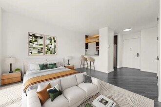 250 E Houston St, Unit 5F in New York, NY - Building Photo - Building Photo