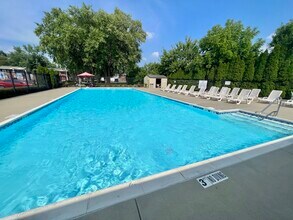 Mayfair Apartment Homes in Jeffersonville, IN - Foto de edificio - Building Photo