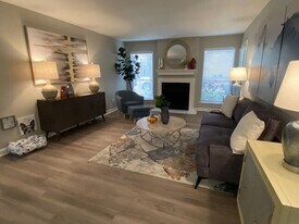 10901 Meadowglen Ln, Unit Unit #236A in Houston, TX - Building Photo
