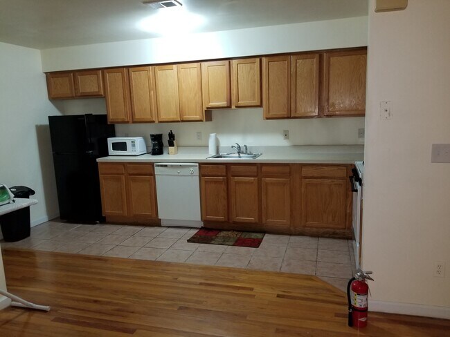 318 Magnolia Ave, Unit 2 in Elizabeth, NJ - Building Photo - Building Photo