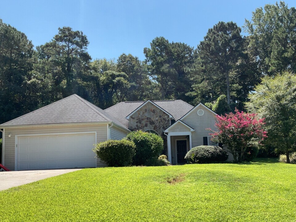 1085 Poplar Ln in Loganville, GA - Building Photo