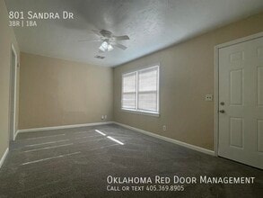 801 Sandra Dr in Midwest City, OK - Foto de edificio - Building Photo