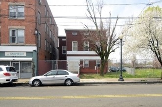 411-425 E Main St in Bridgeport, CT - Foto de edificio - Building Photo