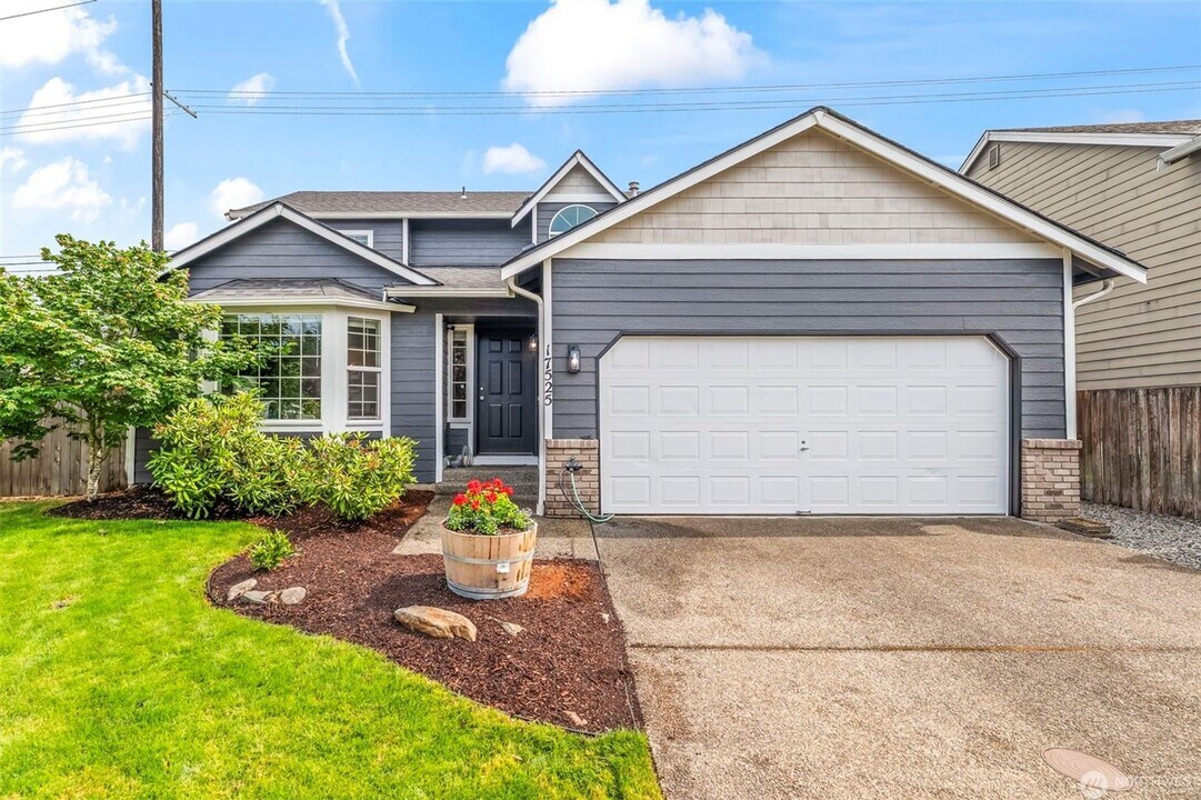 17525 90th Ave E in Puyallup, WA - Building Photo