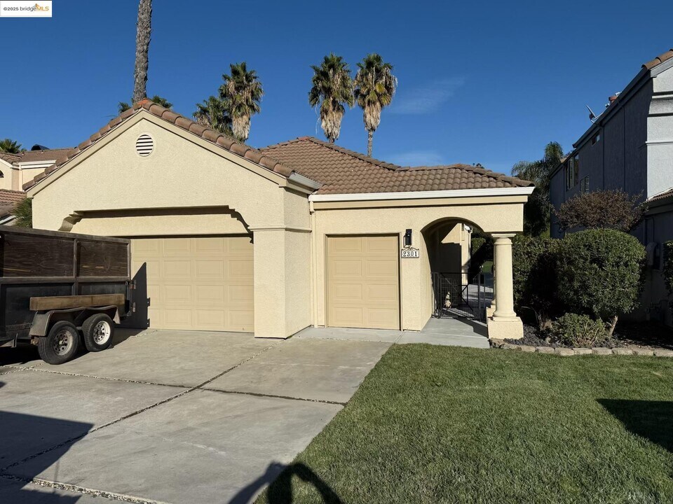 2301 Firwood Ct in Discovery Bay, CA - Building Photo
