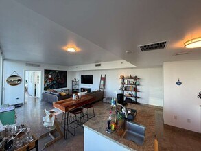 185 SW 7th St, Unit 703 in Miami, FL - Foto de edificio - Building Photo