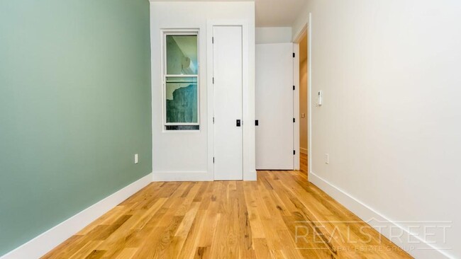 1730 Greene Ave in Ridgewood, NY - Foto de edificio - Floor Plan