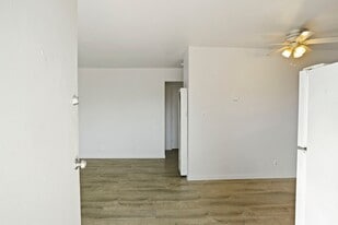 111 N Walnut Ave in Manteca, CA - Building Photo