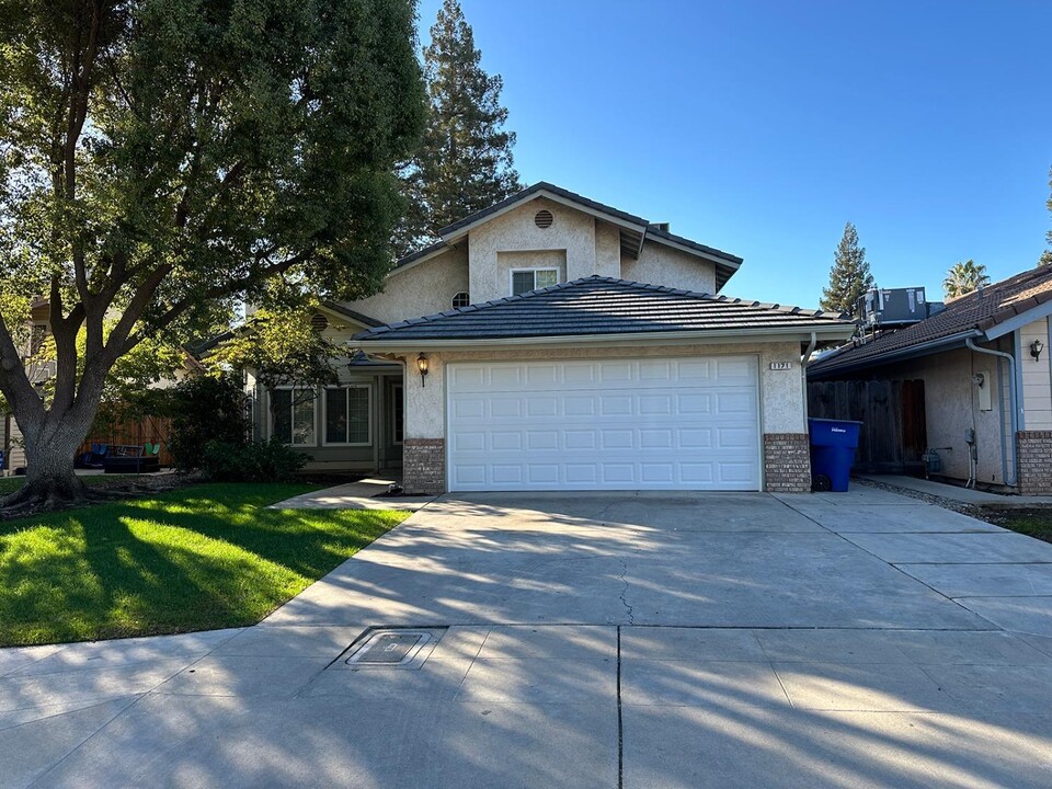 1171 E Goshen Ave in Fresno, CA - Foto de edificio