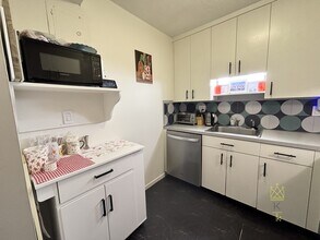 19 Winchester St, Unit 102 in Brookline, MA - Foto de edificio - Building Photo