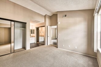 Oak Tree Court Apartment Homes in Placentia, CA - Foto de edificio - Building Photo