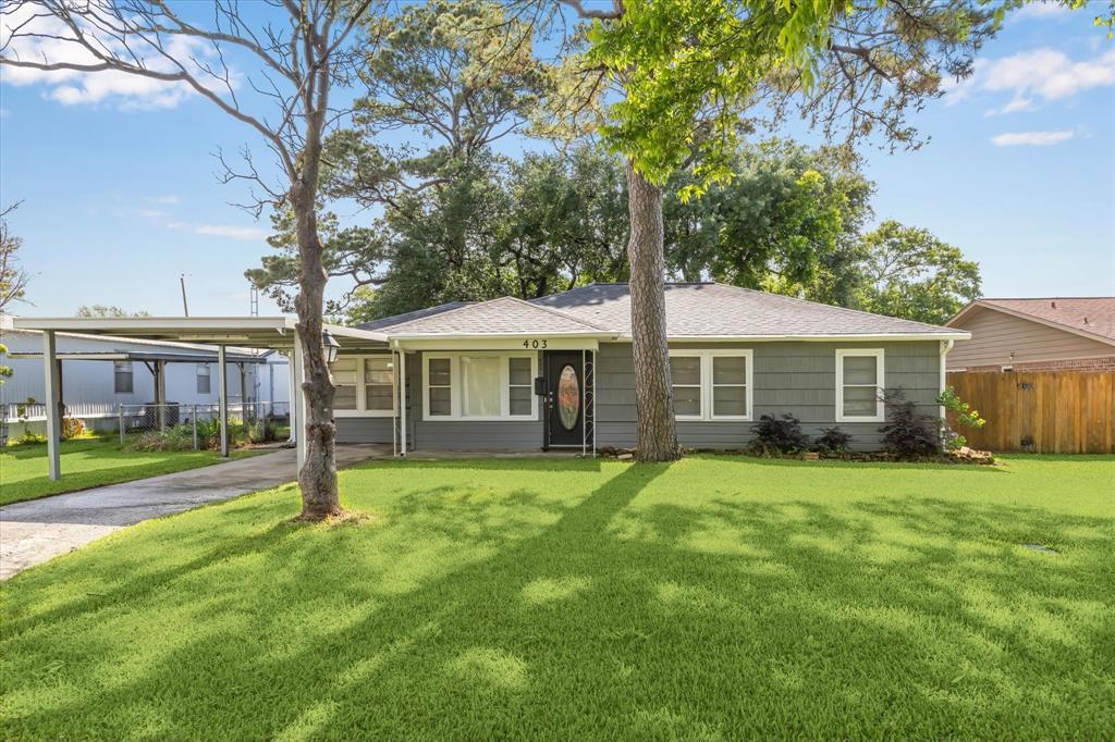 403 W Oak St in Highlands, TX - Building Photo