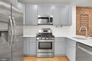 2619 W Thompson St in Philadelphia, PA - Building Photo