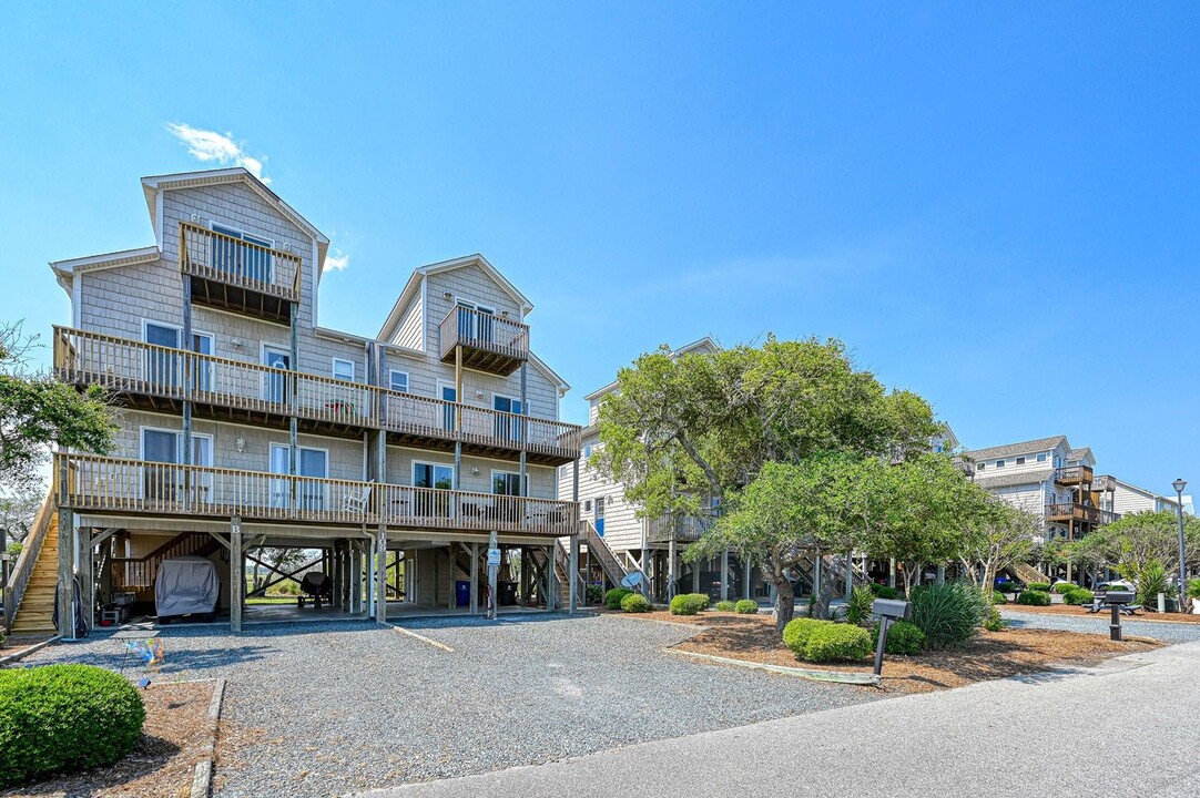 109 Anchor Dr in Surf City, NC - Building Photo