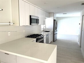 10273 NW 56th St in Doral, FL - Building Photo - Building Photo