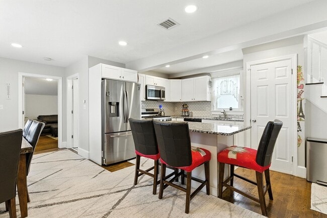 8 Earnshaw St in Boston, MA - Building Photo - Building Photo