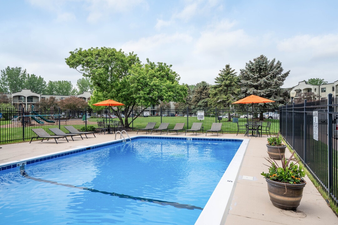 Pondview Apartments in Maplewood, MN - Foto de edificio