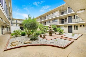 Sherman Plaza Apartments in Van Nuys, CA - Foto de edificio - Building Photo