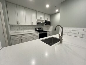 1730 S Harbor Way in Portland, OR - Building Photo - Building Photo