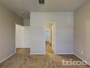 716 Courson Dr in Desoto, TX - Foto de edificio - Building Photo