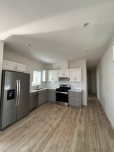 Garden West Estates (55+ Senior) in Gardena, CA - Foto de edificio - Building Photo