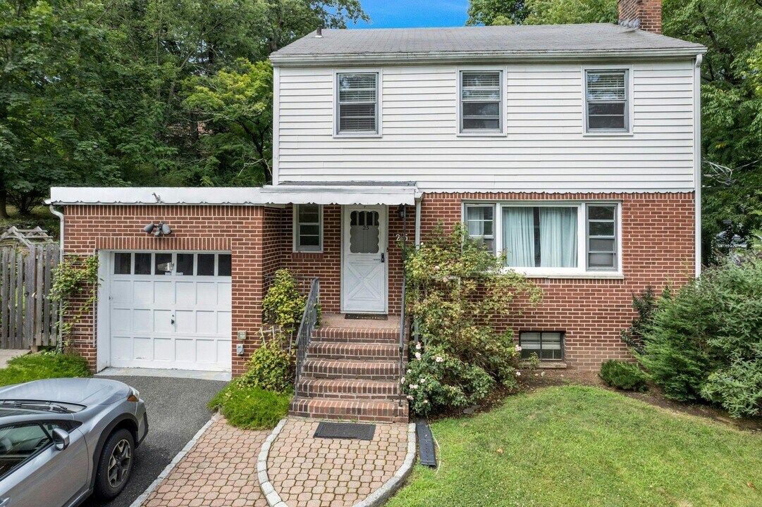 25 Fenwick Rd in Hastings On Hudson, NY - Building Photo