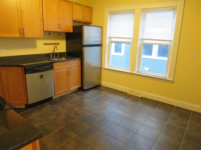33 Lewis St, Unit 1 in Somerville, MA - Building Photo - Building Photo
