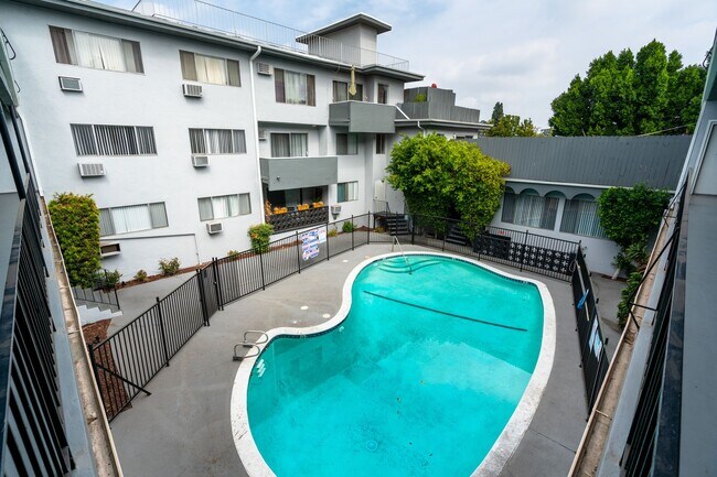 4950 Coldwater Canyon in Sherman Oaks, CA - Building Photo - Building Photo