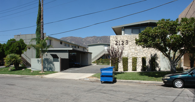 Crest Apartments in La Canada Flintridge, CA - Building Photo - Building Photo