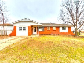 923 SW 3rd St in Moore, OK - Building Photo