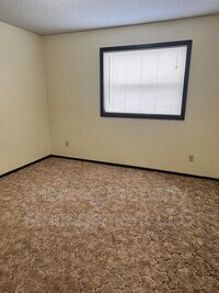 905 Center St S photo'