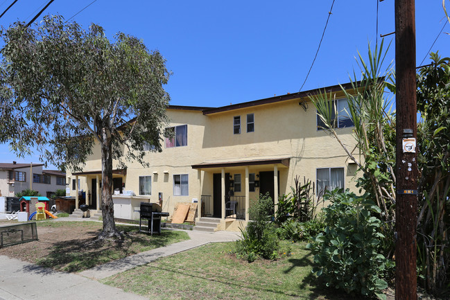 2089-2095 Burroughs St in San Diego, CA - Building Photo - Building Photo