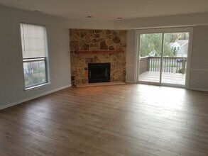 1722 McNelis Dr in Southampton, PA - Foto de edificio - Building Photo
