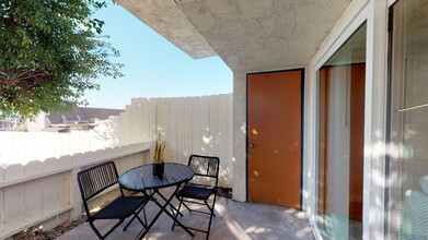 Mocha in Escondido, CA - Foto de edificio - Interior Photo