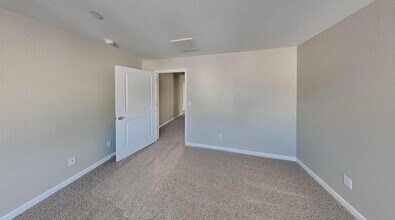3859 Roseparke Way in Sacramento, CA - Foto de edificio - Building Photo