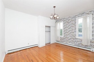 207 Thorne St in Jersey City, NJ - Building Photo - Building Photo