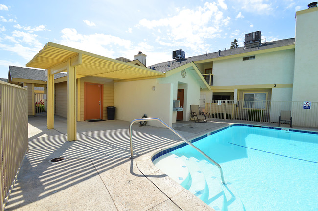 Panorama Pines Apartments in Bakersfield, CA - Foto de edificio - Building Photo