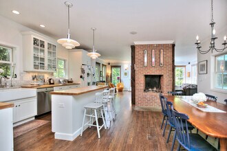 12 Burr Rd in Westport, CT - Building Photo - Building Photo